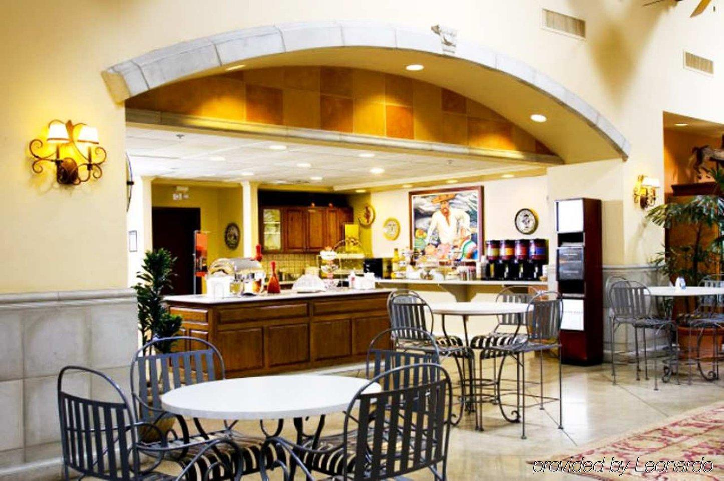 Hampton Inn & Suites Tucson Mall Restoran gambar
